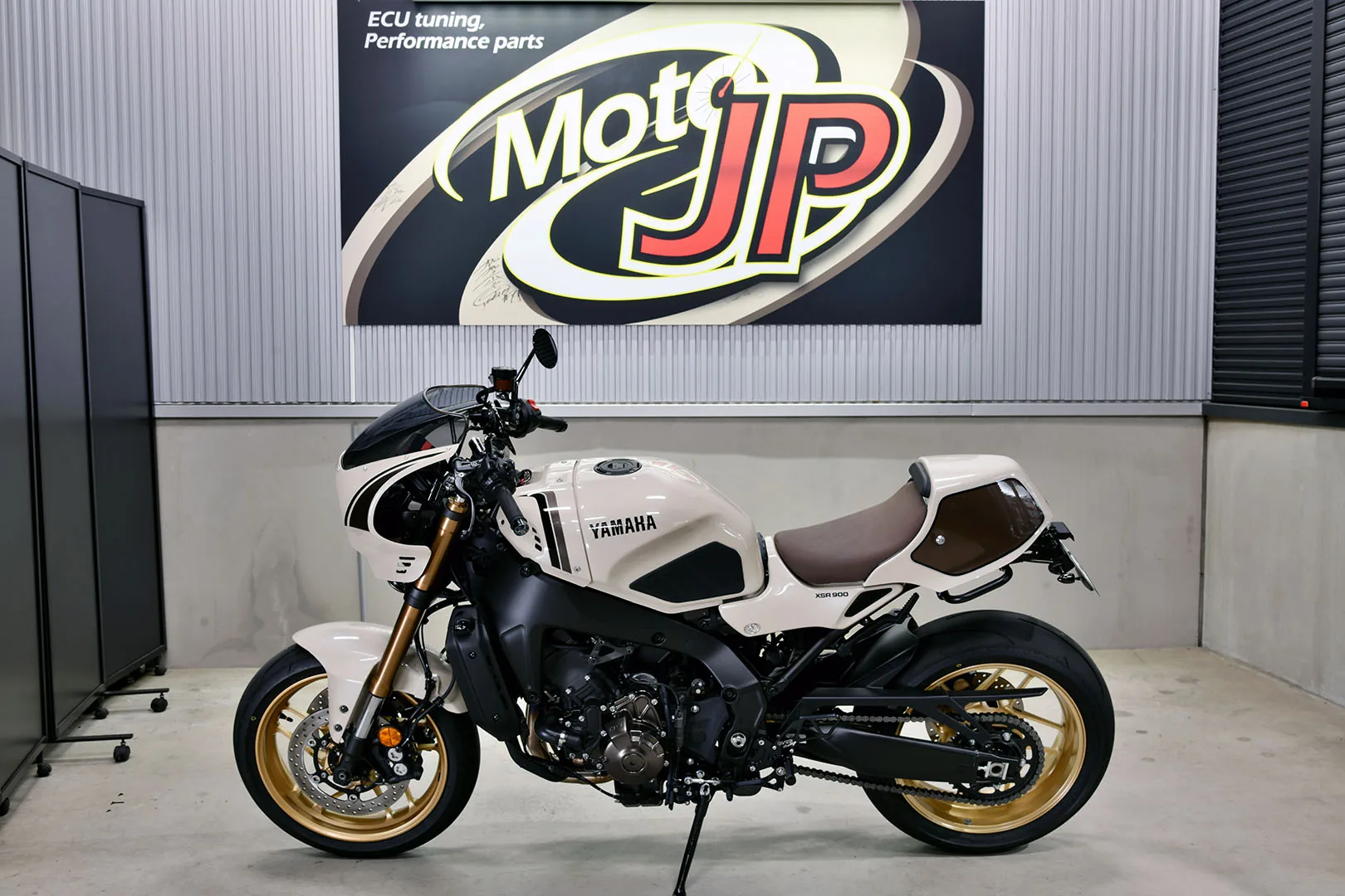 YAMAHA XSR900