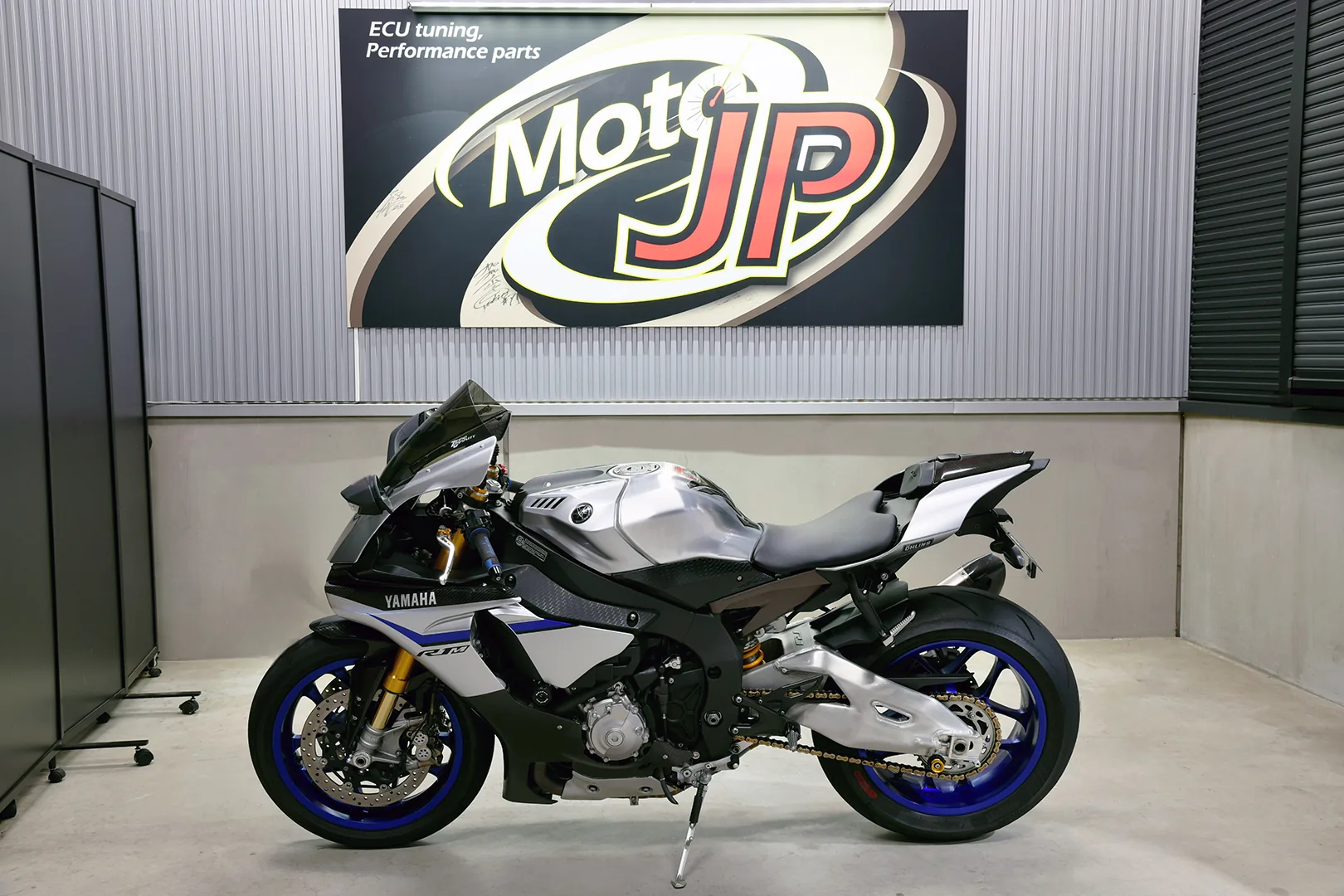 YAMAHA YZF-R1M