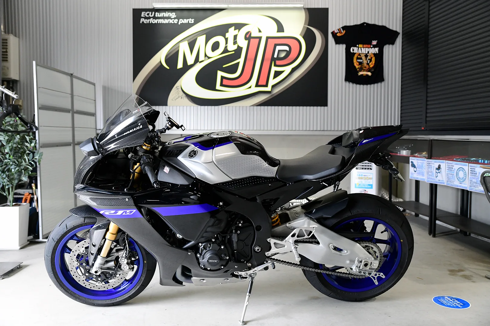 YAMAHA YZF-R1M