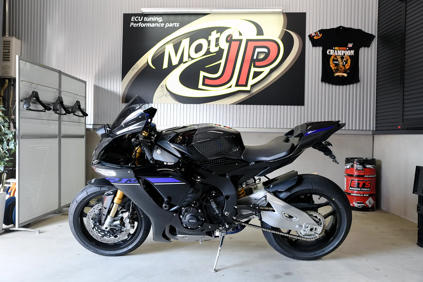YAMAHA YZF-R1M
